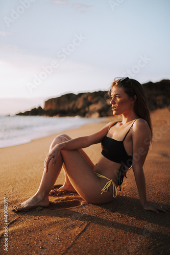 Chica guapa en la playa del sur de españa en verano disfrutando de sus vacaciones en traje de baño bikini © Tony Moguer