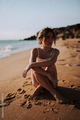 Chica guapa en la playa del sur de espa  a en verano disfrutando de sus vacaciones en traje de ba  o bikini
