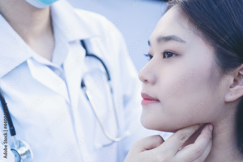 The doctor examines the patient's thoracic gland. The doctor examines the patient's thoracic gland.