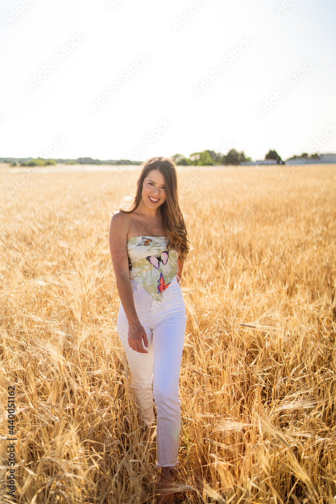 Chica guapa de moda disfrutando en un campo de trigo natural en un dia de primavera verano Chica guapa de moda disfrutando en un campo de trigo natural en un dia de primavera verano
