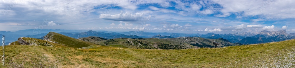 Panorama sur un plateau montagneux