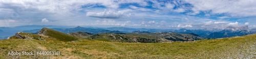Panorama sur un plateau montagneux