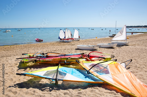 Canvastavla École de voile en bord de mer sur le littoral français.