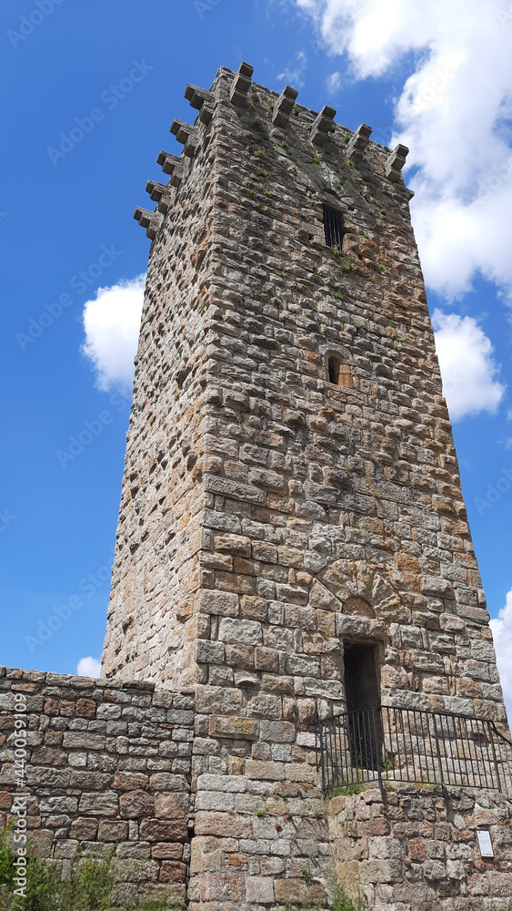 La tour du village médiéval de  La Garde-Guérin dans le département de la Lozère en France