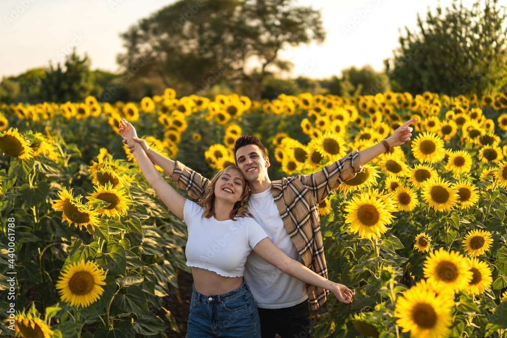 Pareja de jovenes en un campo de girasoles Pareja de jovenes en un campo de girasoles