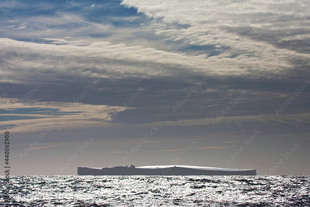 IJsberg op volle zee Zuidelijke Atlantische Oceaan; Iceberg in the Southern Atlantic ocean