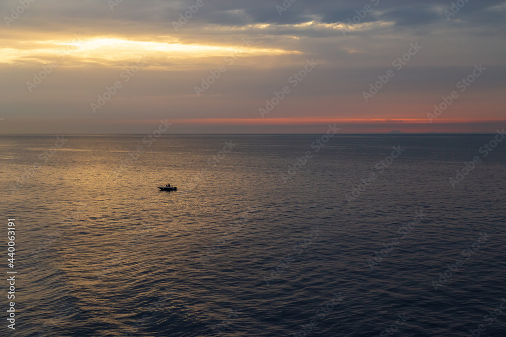un piccola barca solitaria all'alba