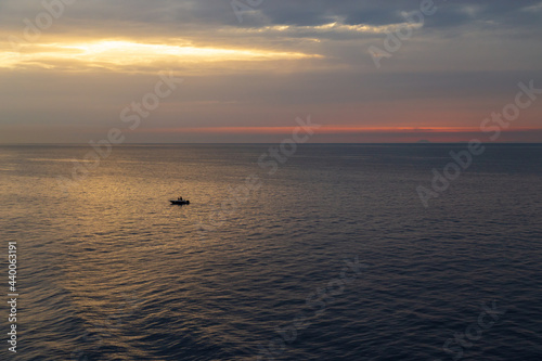 un piccola barca solitaria all'alba