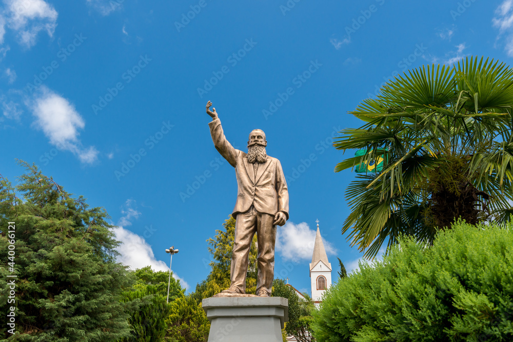 Estátua do fundador da cidade Andreas Thaler, feita por Werner Thaler, Praça Ministro Andreas Thaler, Treze Tílias, Santa Catarina.