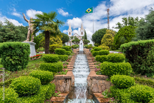 Praca Ministro Andreas Thaler e ao fundo Igreja Matriz., Treze Tílias, Santa Catarina.