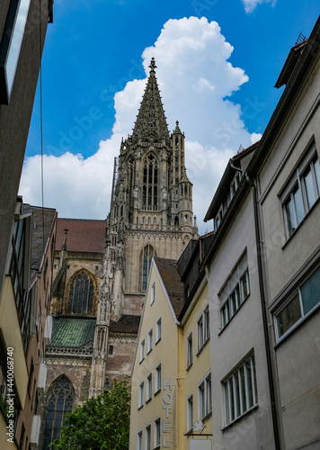 Obraz na płótnie View of Ulm Minster, the tallest church in the world, taken from the streets below. w salonie