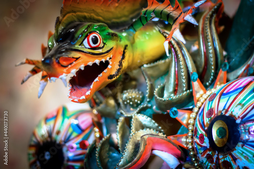 Mascara típica del baile de la diablada, es parte del folklore en Bolivia en Carnaval. Realizados a mano. Resaltan los coloridos cuernos, serpientes, los colmillos y los ojos