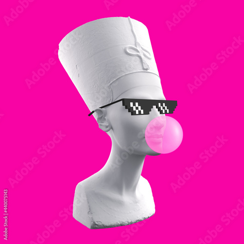 Quadro em tela Funny illustration from 3d rendering ofhead sculpture Nefertiti in pixel glasses, blowing a pink chewing gum bubble