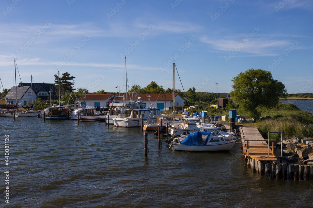 Malerische Hafen von Neuendorf auf der Ostseeinsel Hiddensee.