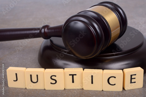 Tablou pe pânză Concept de justice avec un marteau de juge posé sur son socle