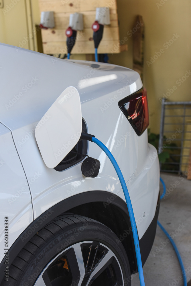 Fototapeta premium auto voiture electrique electric car borne recharge chargeur batterie autonomie rechargement courant prise volt watt constructeur environnement planete ecologie vert co2 co carbone