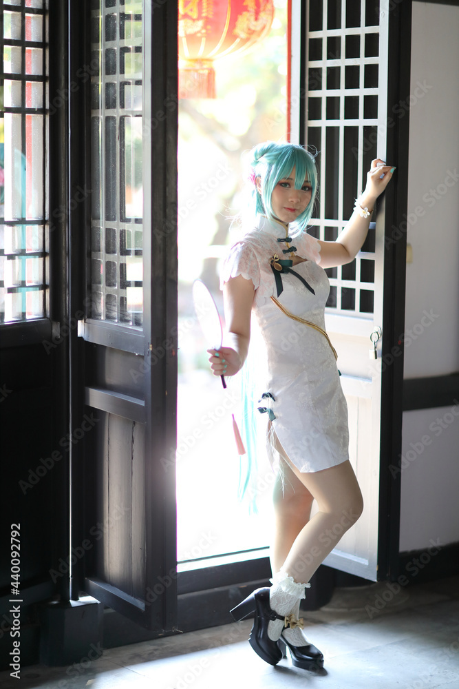 Japan anime cosplay portrait of a girl with chinese dress costume in  chinese garden foto de Stock