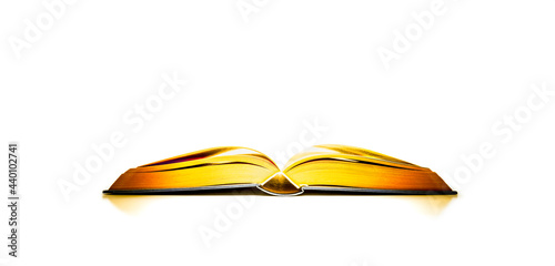 Altes Aufgeschlagenes Buch vor Weissem Hintergrund