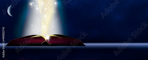 Geheimnisvolles  Buch vor dunklem Sternenhimmel