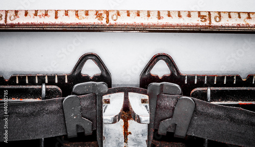 Alte Mechanische Schreibmaschine auf weissem Hintergrund
