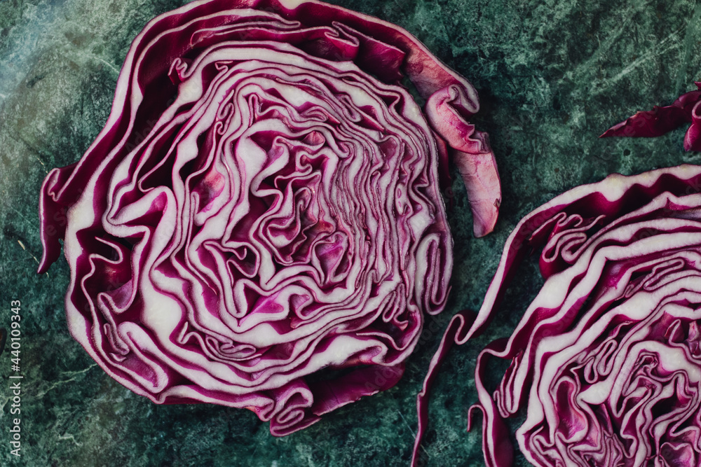Obraz premium sliced red cabbage on a green table