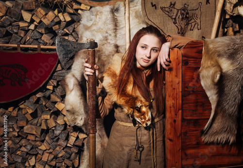 Foto Viking woman posing ancient interior old scandinavian skin