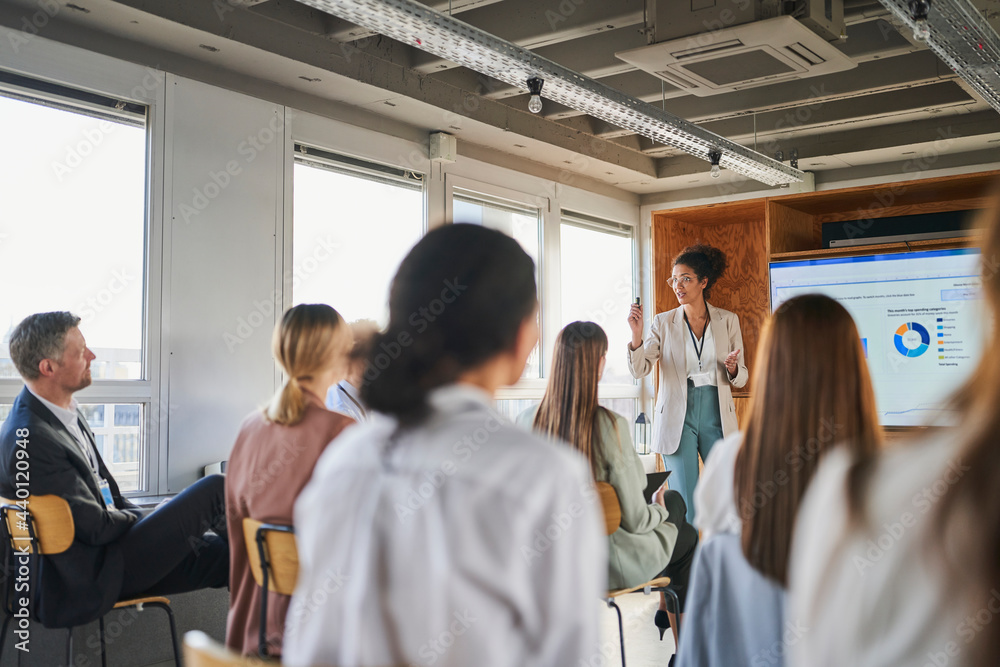 © Annika List/Westend61 - Businesswoman explaining business plan to colleagues in educational event © Annika List/Westend61 - Businesswoman explaining business plan to colleagues in educational event