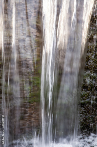 agua fluyendo como un a cascada por las paredes de una fuente al aire libre.