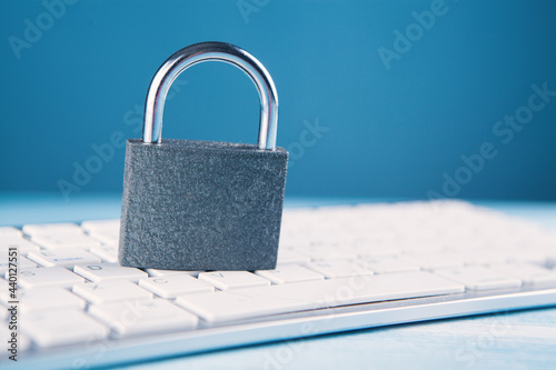 Wallpaper Mural iron lock on the keyboard. Torontodigital.ca