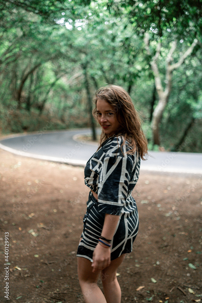 Chica guapa en el bosque de anaga en las islas de gran canaria tenerife