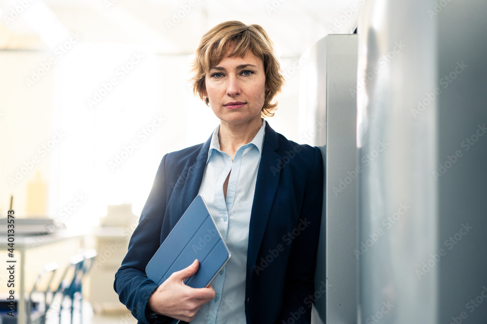 © Joseffson/Westend61 - Mature manager holding digital tablet in printing factory © Joseffson/Westend61 - Mature manager holding digital tablet in printing factory