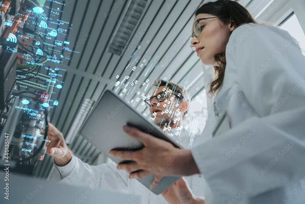 © Infinite Lux/Westend61 - Male and female engineers working on networking projects at industry