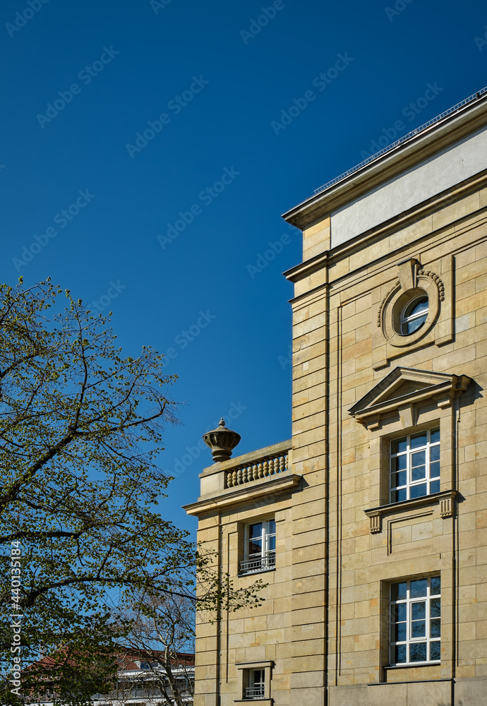 Klassizistischer Fassadenschmuck an der Südfassade des Monbijou-Hauses in Berlin-Mitte