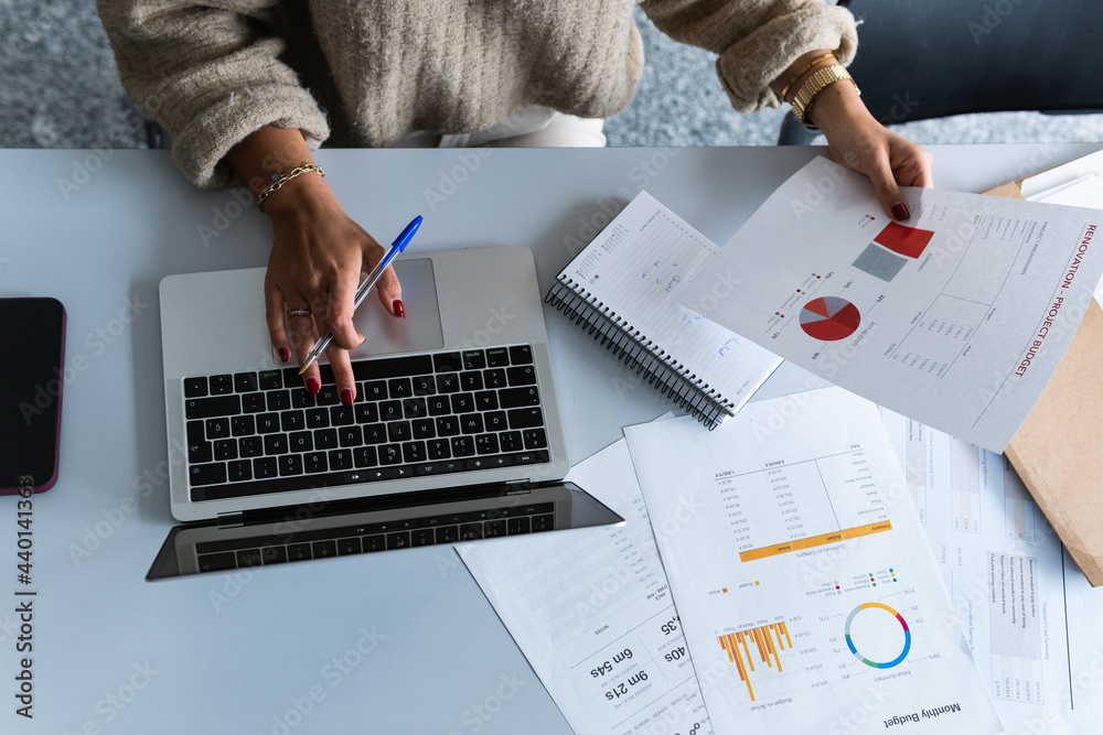© NOVELLIMAGE/Westend61 - Businesswoman using laptop while analyzing data at office © NOVELLIMAGE/Westend61 - Businesswoman using laptop while analyzing data at office