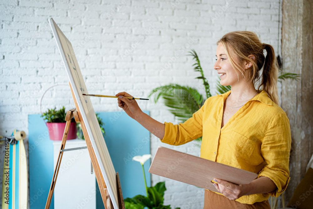 © Rafa Cortes/Westend61 - Woman painting at home