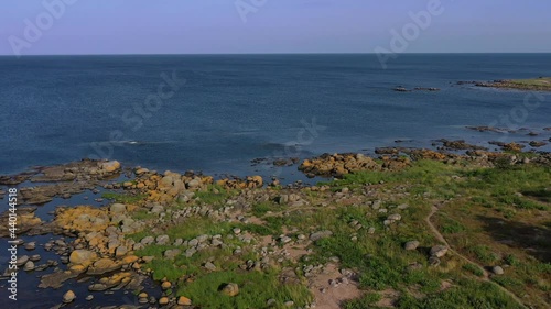 Bornholmer Schärenküste an der Ostsee bei Årsdale, warmes Abendlicht 4K Video photo