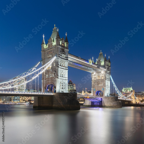 Carta da parati Londra - Carta da parati UK, England, London, Long exposure of River Thames and Tower Bridge at dusk