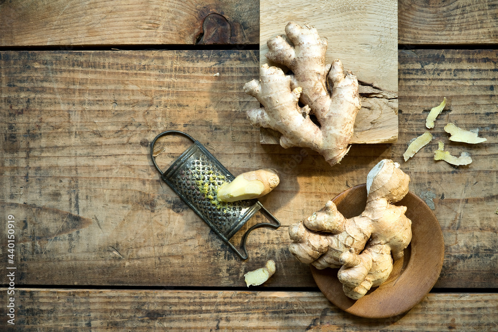 © Achim Sass/Westend61 - Ginger roots and old grater lying on wooden surface