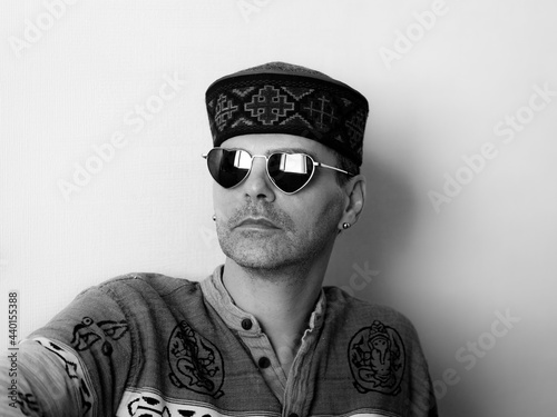 Homme avec lunettes de soleil cœur