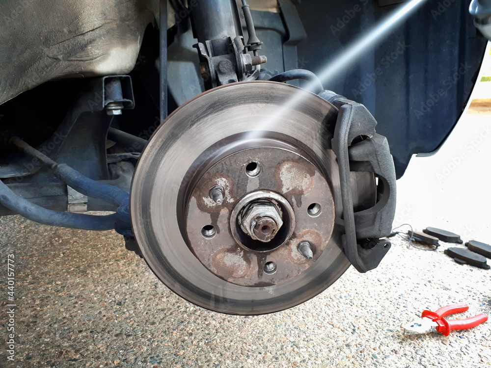 Inserting of the brake pads. Brake discs with and without pads. Thickness of the vehicle's disc. Spray removal of soot, grease and brake dust. Rust in the car brakes.