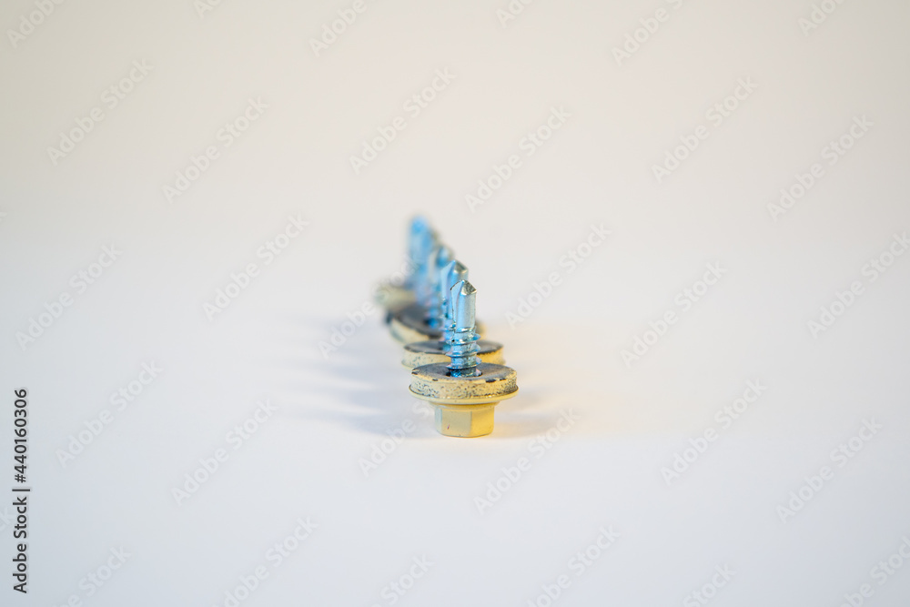 The self-tapping screws for the roof are exactly in a row. The self-tapping screws for the roof are exactly in a row.