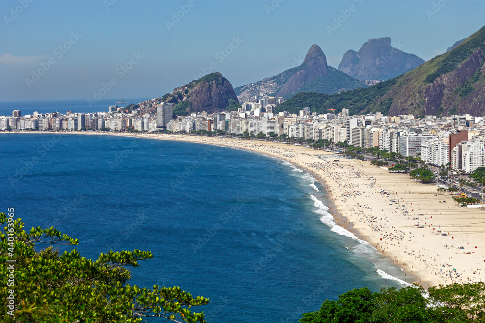 Fototapeta premium RIO DE JANEIRO - CIRCA JAN 2014:People on the Beach in Rio de Janeiro: January 2014