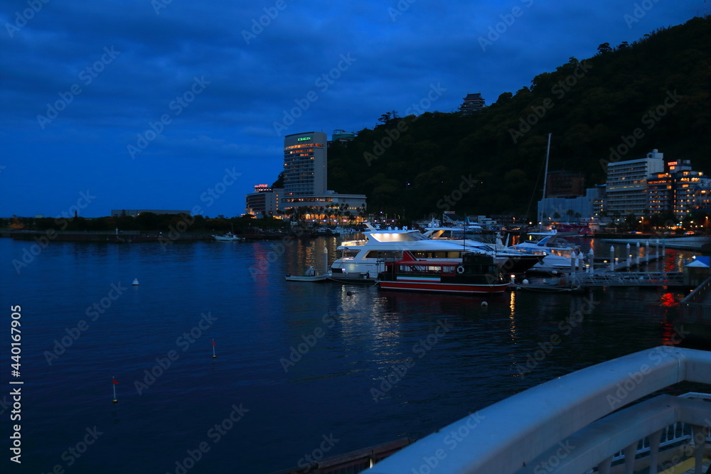 Fototapeta premium 伊豆の玄関熱海のハーバーの暮れ時 