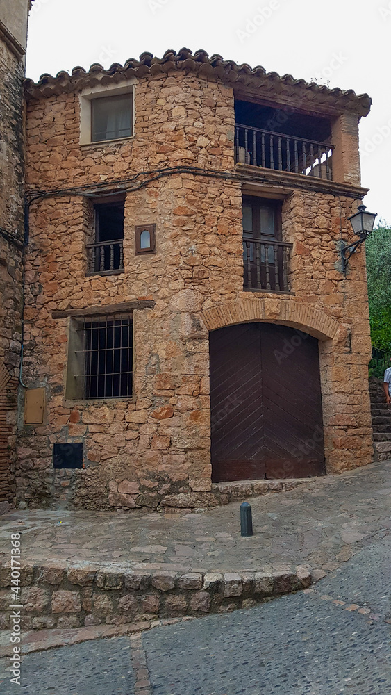 Alkézar  fachadas de piedra típicas de la arquitectura de esa población. 