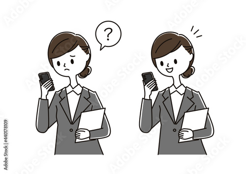 スマホを見る女性 悩む 笑顔になる