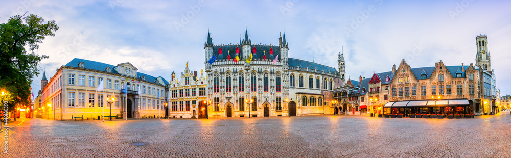 Obraz premium Burg Square panorama at dawn with Gothic town hall in Bruges. Belgium