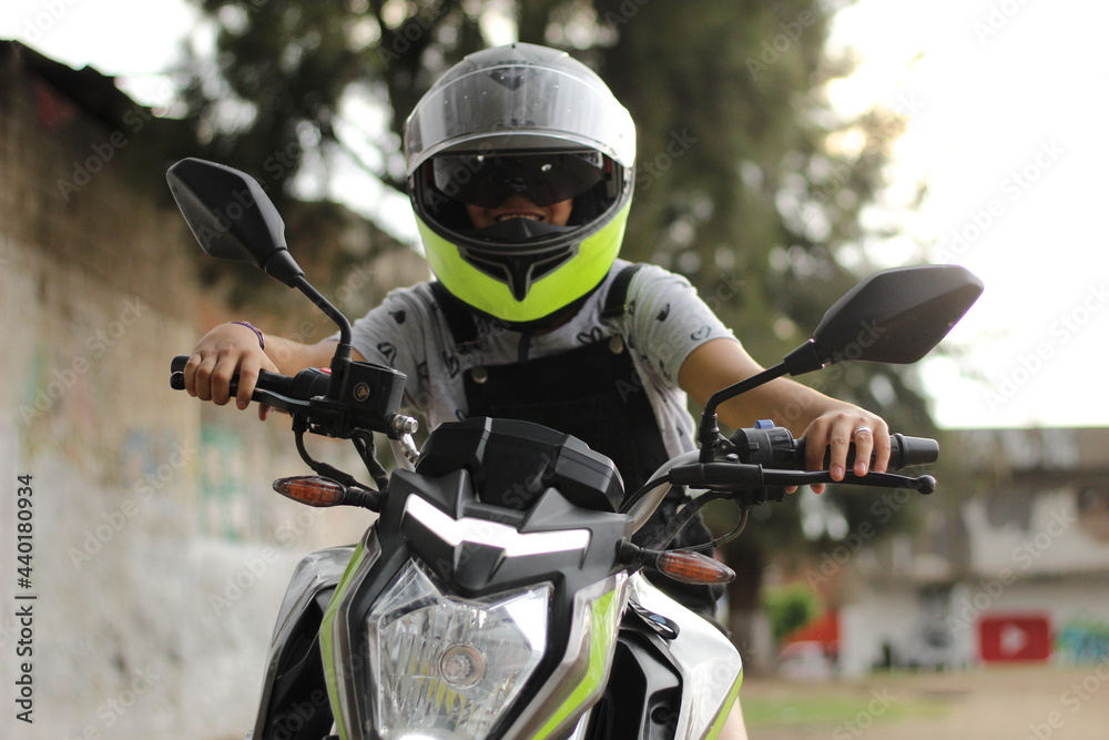 Posando felizmente arriba de la motocicleta Posando felizmente arriba de la motocicleta