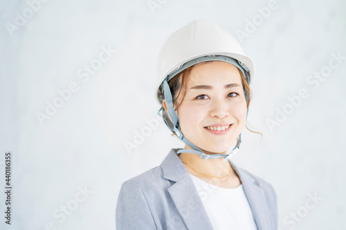 ヘルメットをかぶったスーツ姿の女性