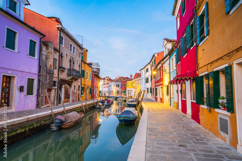 Fototapeta Kolorowe budynki na wyspie Burano w pobliżu Wenecji, Włochy