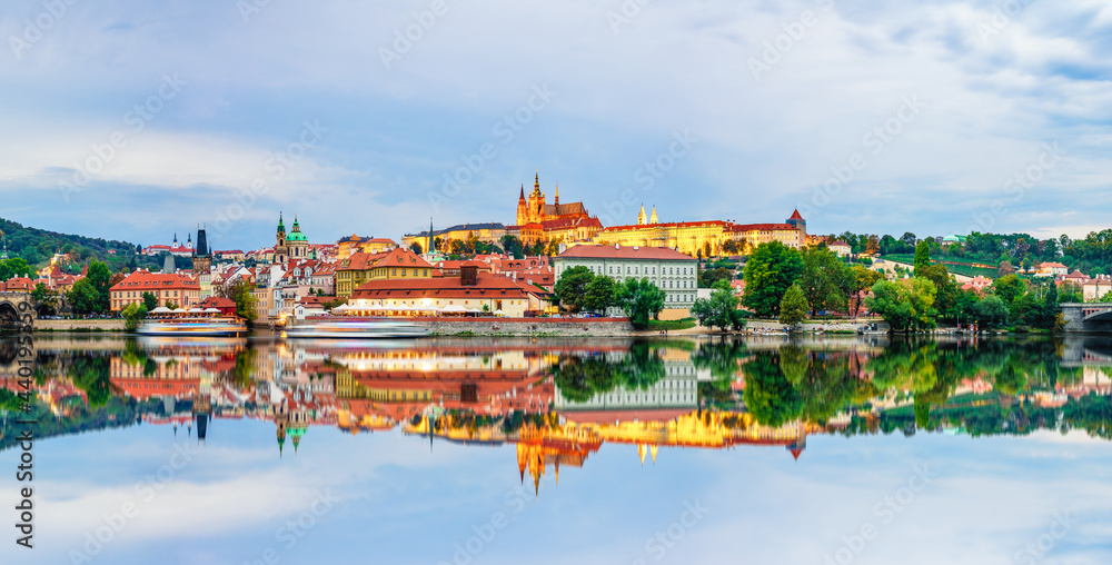 Obraz premium Panorama of Prague castle with reflection. Czech Republic